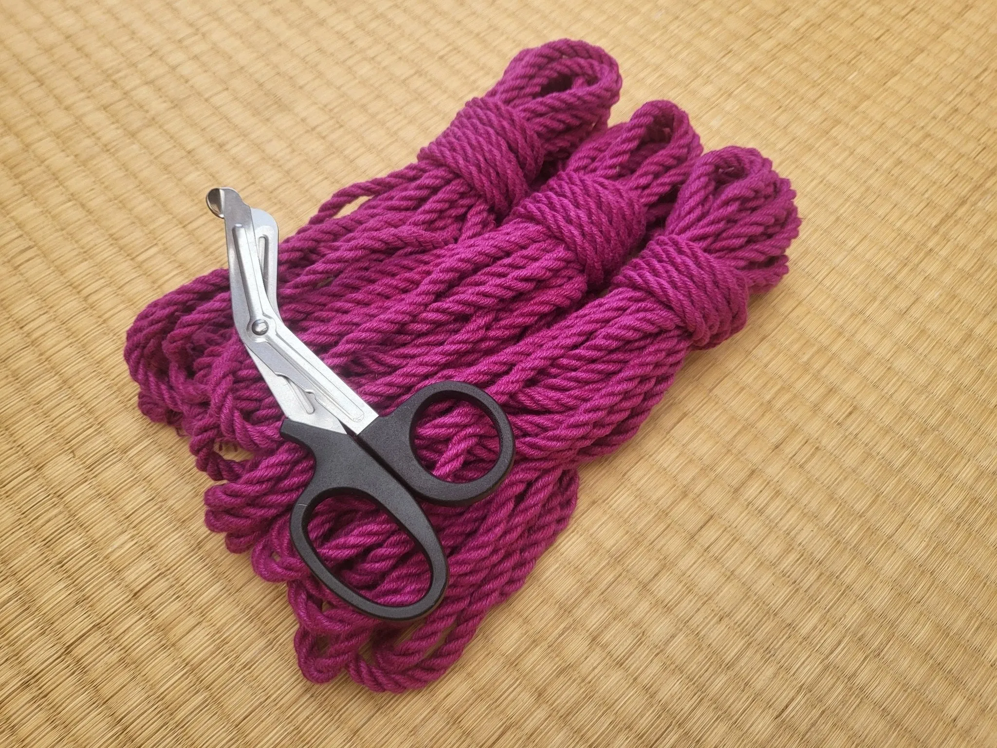 'Rasberry' Hemp shibari rope