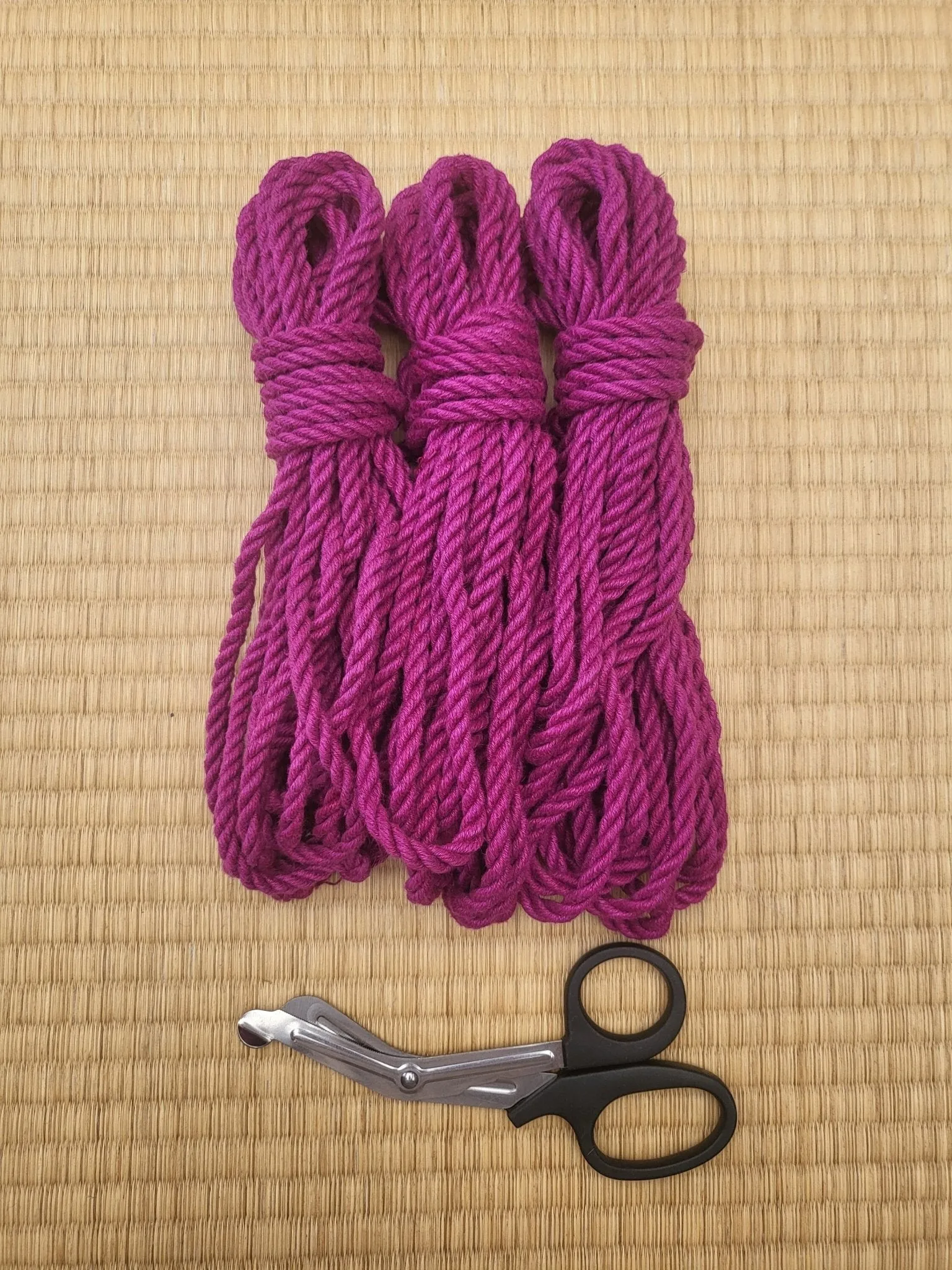 'Rasberry' Hemp shibari rope